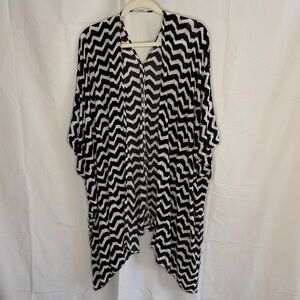 Charming Charlie Black & White Chevron Kimono Cover Up Kaftan Top - One Size